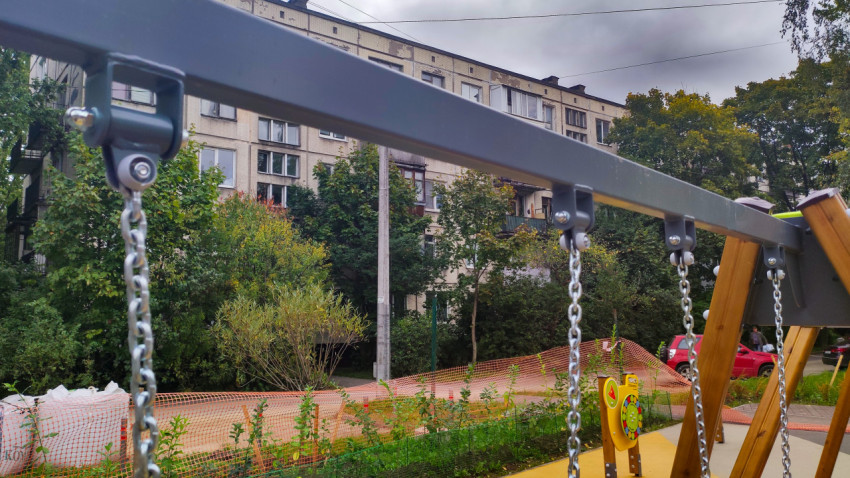 Верхняя балка качелей с подвесами и цепями