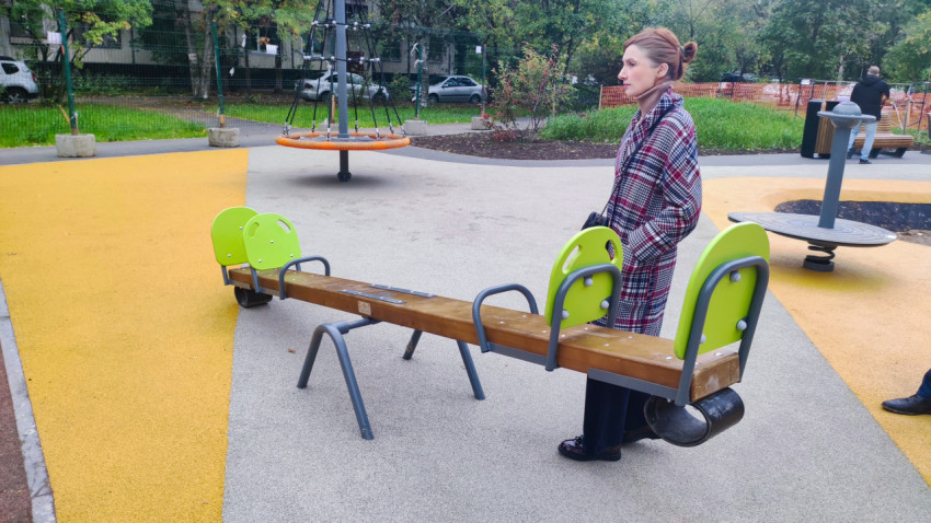 Детская площадка с качалкой-балансиром и посетителями