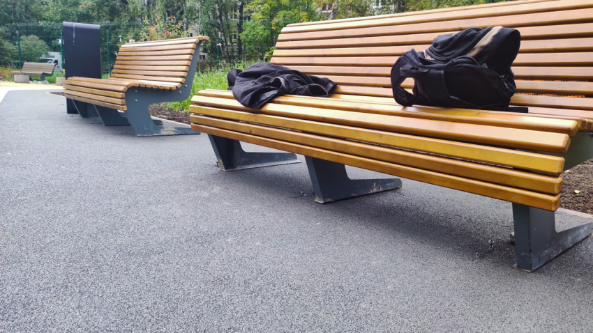 Новые скамейки и урна на детской площадке