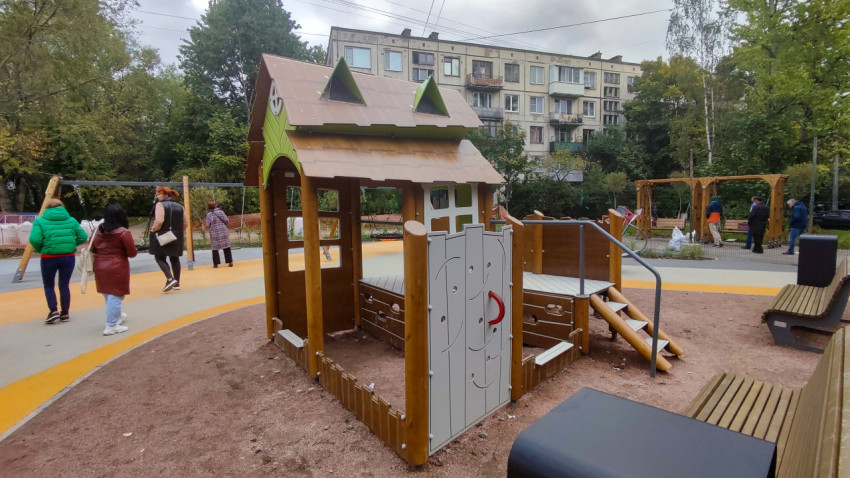 Игровой домик на площадке во время приёмки