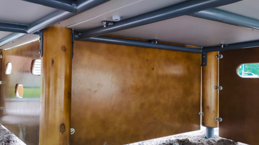 Металлический каркас под платформой игрового домика