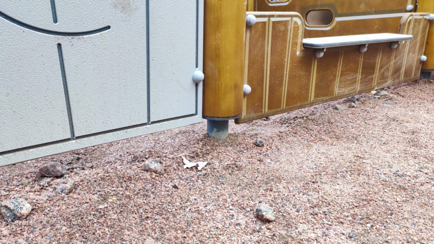 Опора игрового домика на щебёночном основании