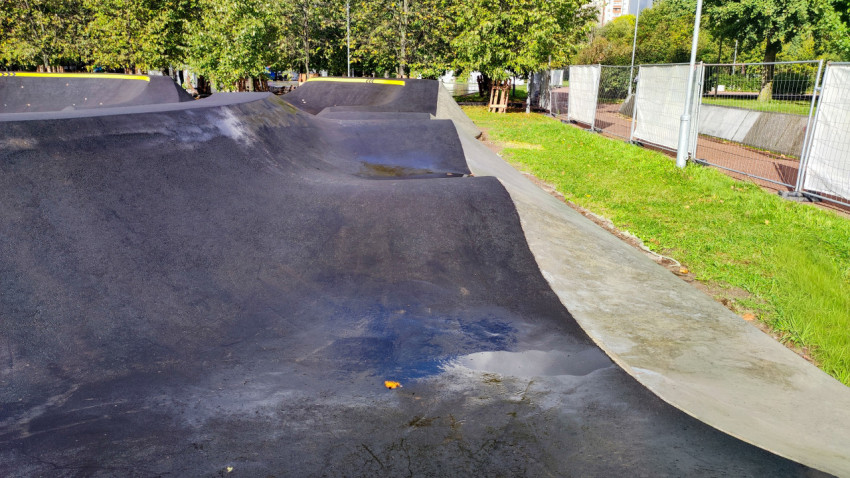 Асфальтовая трасса для скейт-парка с элементами рельефа