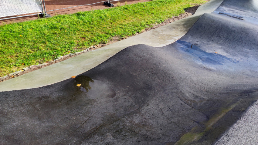Элементы асфальтового скейт-парка после дождя