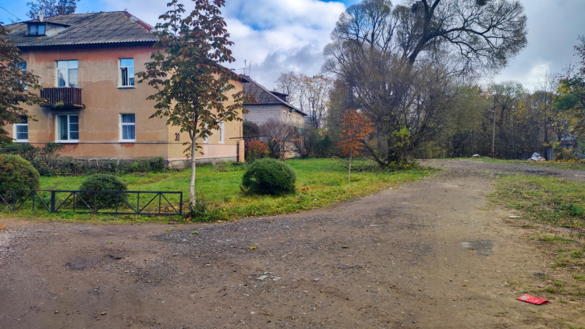 Двухэтажный жилой дом и грунтовый проезд