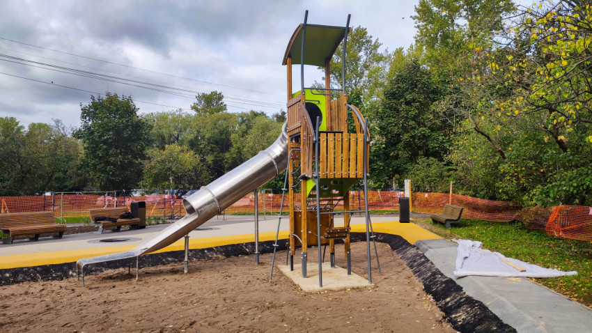 Детская игровая башня с металлической горкой в парке