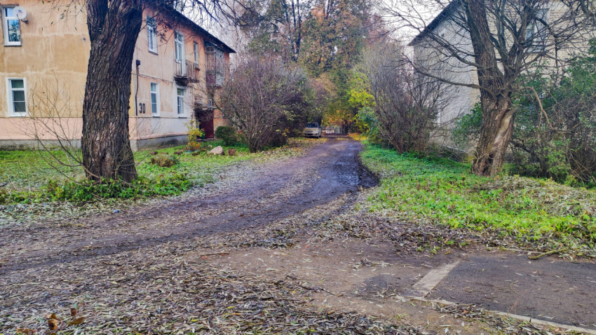 Жилой дом и грунтовая дорожка во дворе
