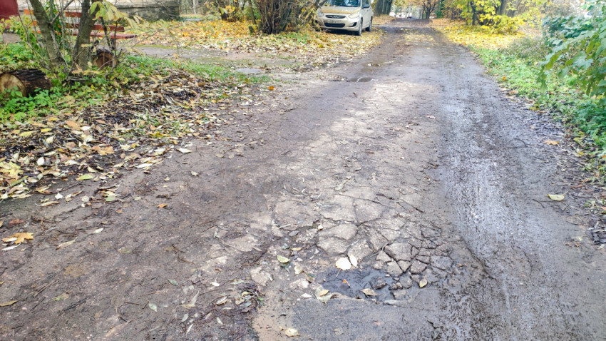 Участок разрушенного асфальтового покрытия во дворе