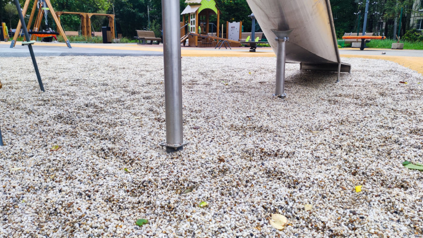 Основание горки на детской площадке с гравийным покрытием