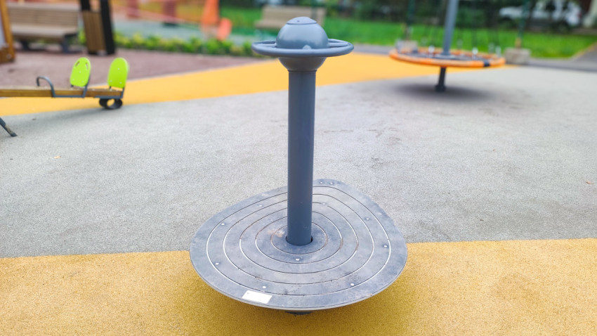 Вращающееся игровое устройство на площадке