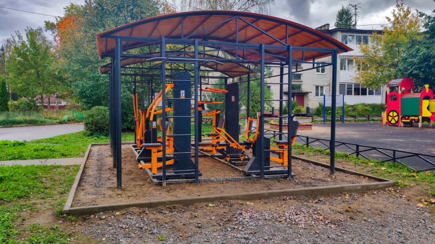 Уличные тренажёры под навесом во дворе жилого дома