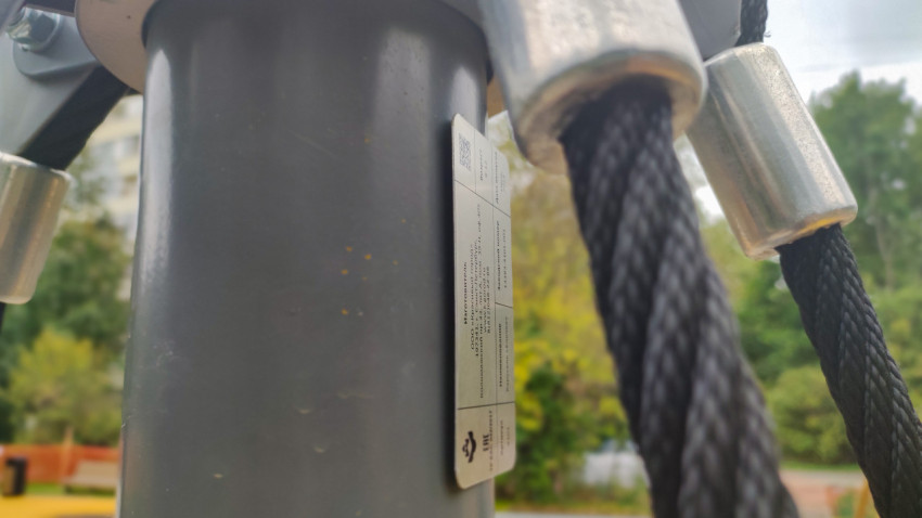 Табличка с паспортом изделия на стойке игрового комплекса