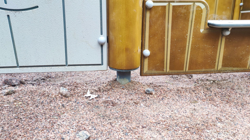 Нижняя часть стенки детского домика с креплением к основанию