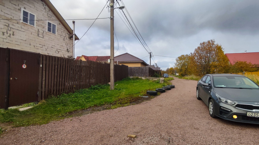 Гравийная дорога у частного дома с припаркованным автомобилем