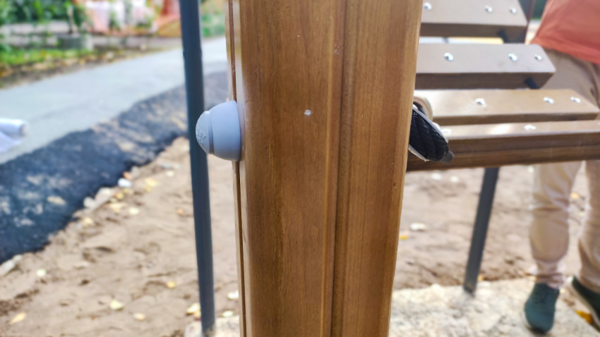 Крепление троса к деревянной опоре детского игрового оборудования