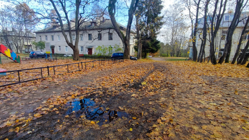 Дворовый участок с грунтовым покрытием и детской площадкой