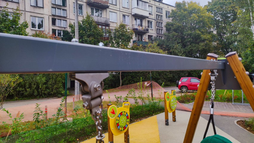 Крепления подвесов качелей к металлической балке