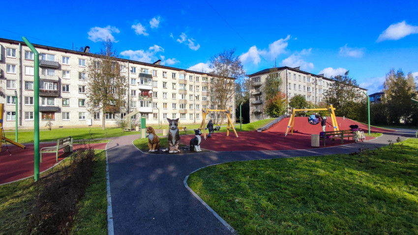 Игровая зона с фигурами животных и качелями во дворе