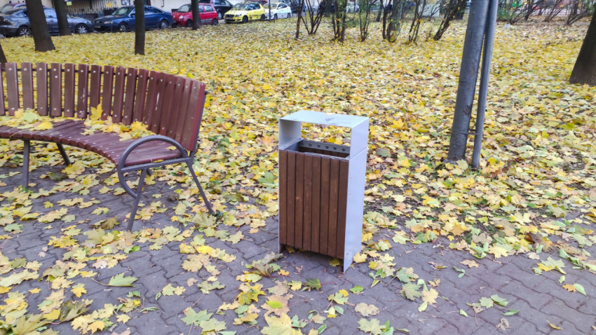 Урна и уличная скамья на тротуарной площадке