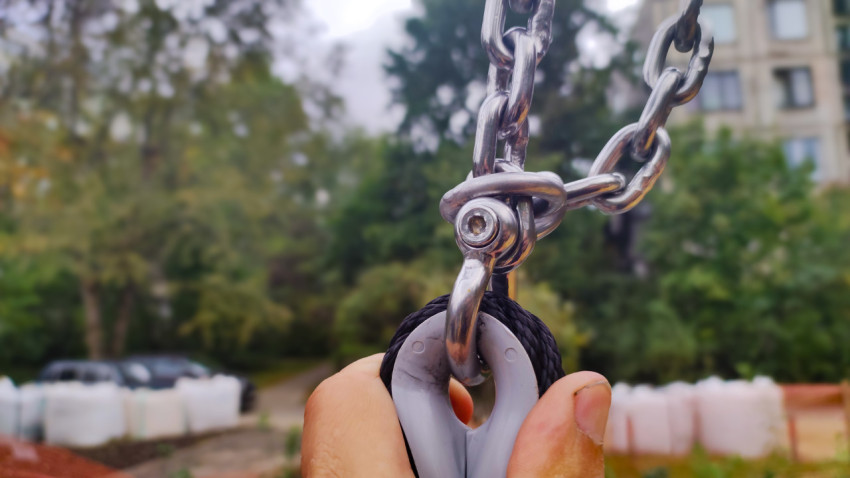 Узел соединения цепи и троса на подвесах качелей