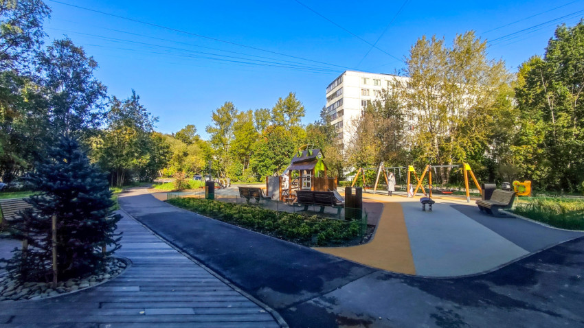 Современный двор с детской площадкой и прогулочными дорожками