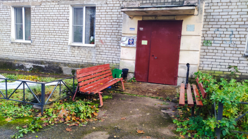 Входная группа жилого дома с уличными скамейками