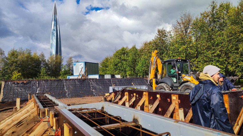 Монтаж опалубки и арматуры у основания строительного объекта рядом с Лахта-центром