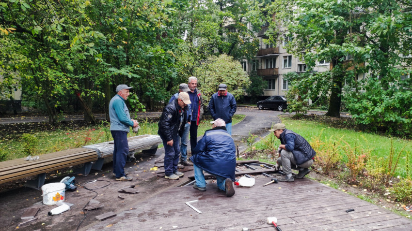 Рабочие проводят установку элементов благоустройства во дворе