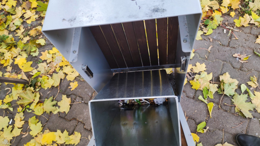 Внутреннее устройство уличной урны с контейнером для сбора мусора