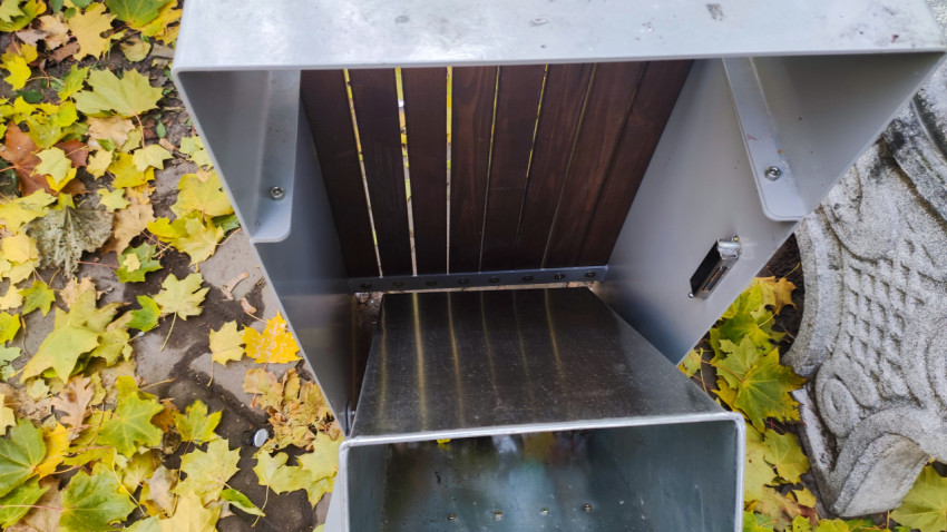 Снятый внутренний контейнер урны на придомовой территории