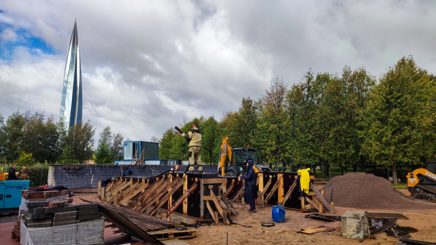 Монтаж опалубки и арматуры на строительной площадке у Лахта-центра