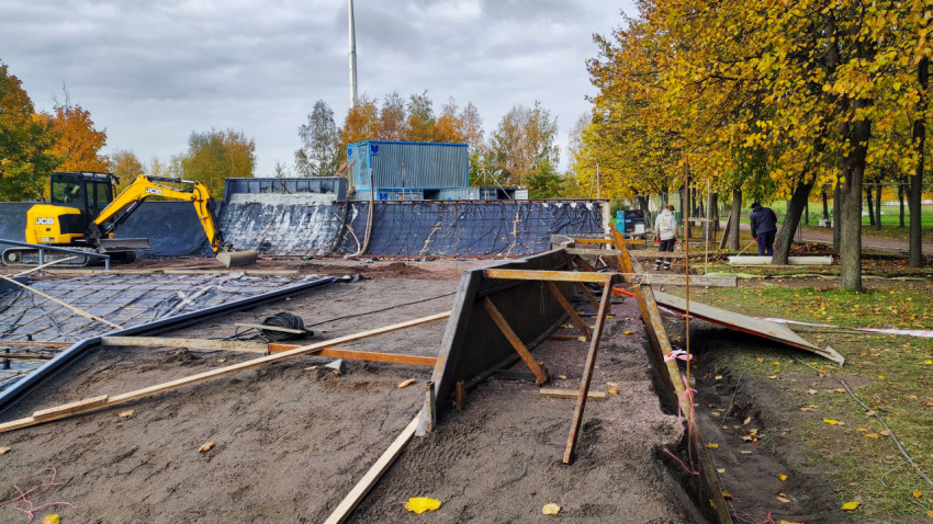 Земляные и бетонные работы на площадке строительства скейт-парка