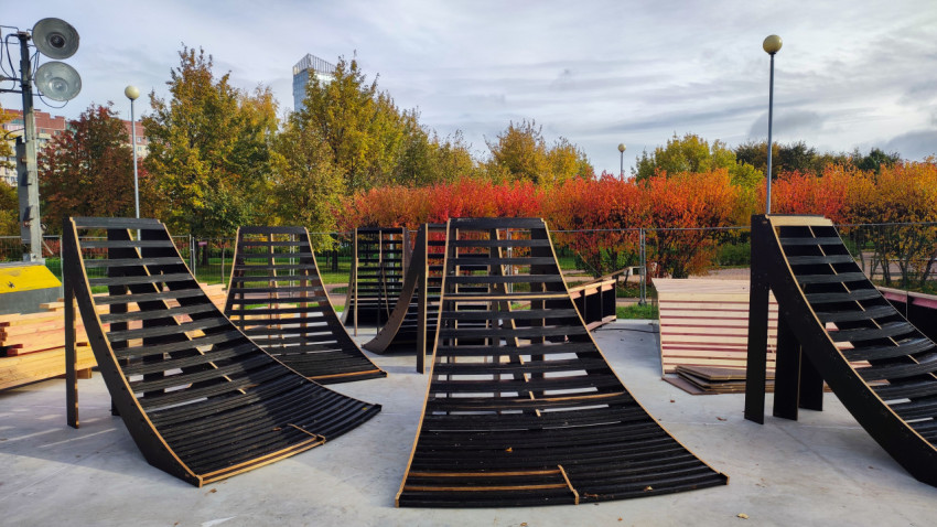 Деревянные элементы рамп скейт-парка на стадии сборки