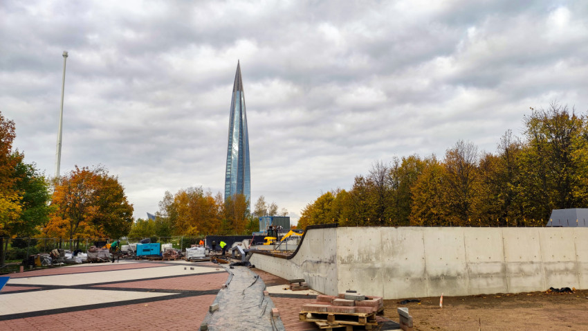 Строительные работы с видом на башню Лахта Центр в Санкт-Петербурге