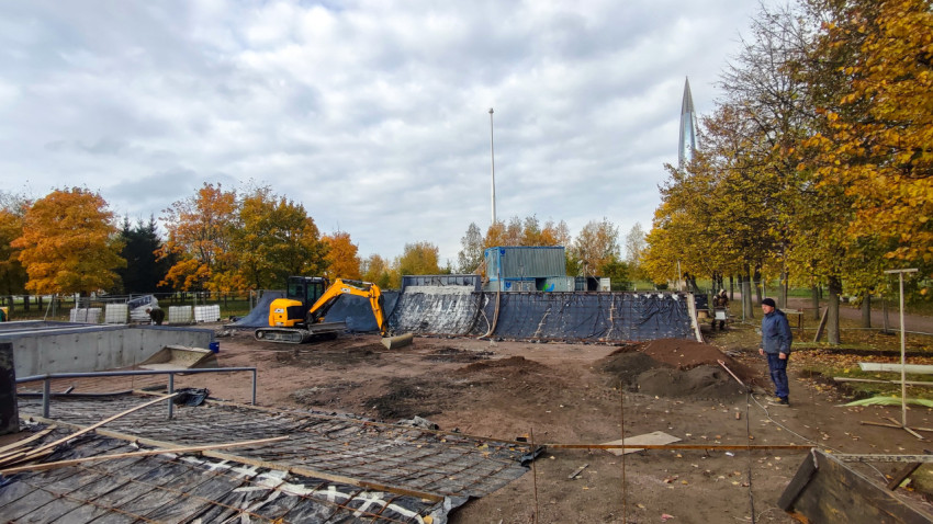 Рабочие и техника на строительной площадке у Лахта Центра