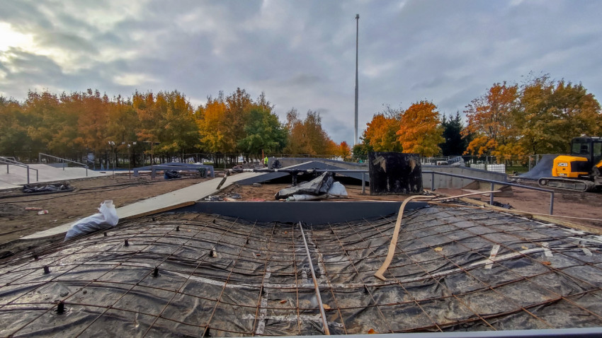 Армирование бетонной рампы на строительной площадке в осенний день