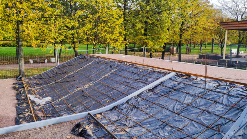 Армирование наклонной бетонной конструкции в городском парке