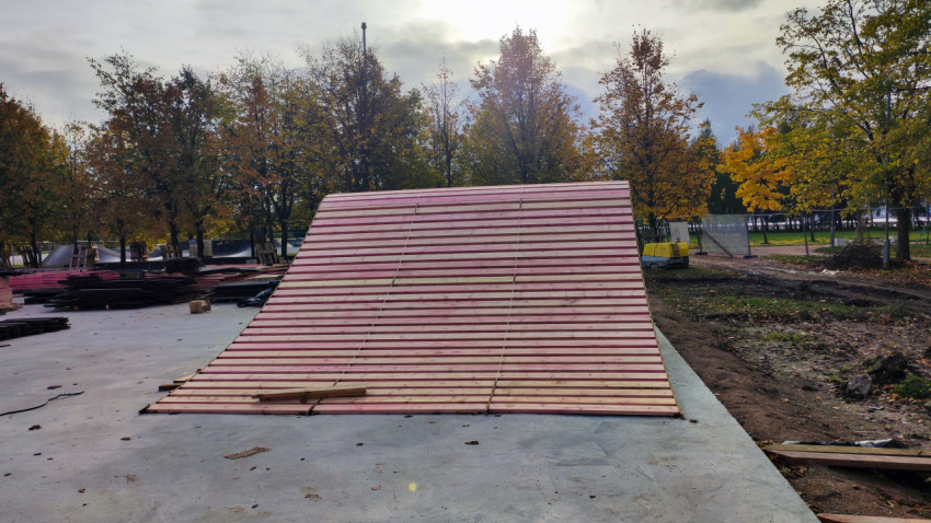 Деревянная рампа в процессе монтажа на бетонной площадке