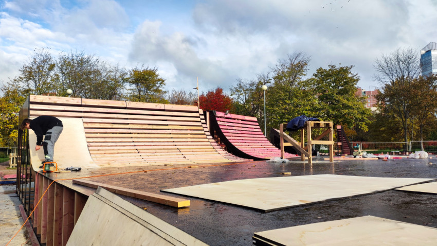 Монтаж фанерного настила на рампе строящегося скейт-парка