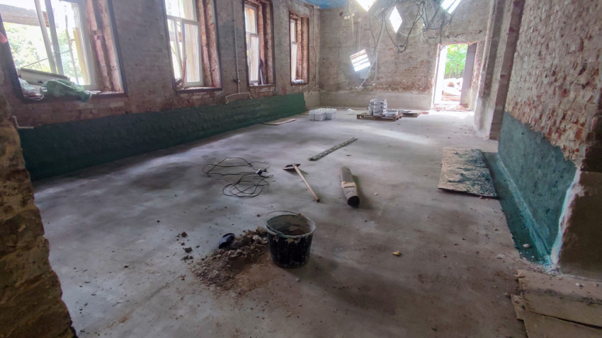 Помещение с обработанными гидроизоляцией стенами и новой стяжкой пола