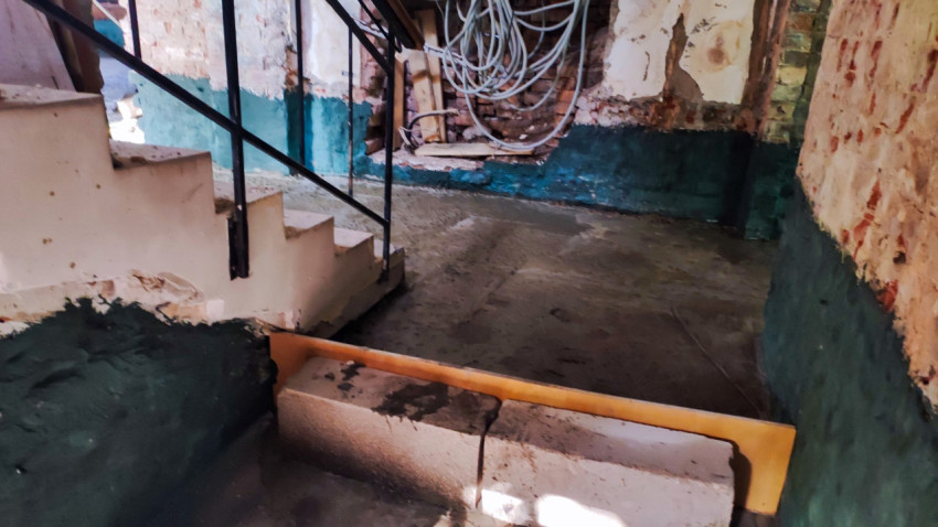 Внутренние строительные работы в здании с бетонной лестницей