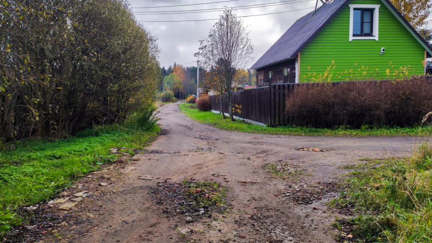 Перекрёсток проселочных дорог у частного дома
