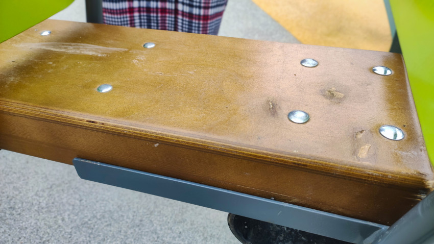 Крупный план деревянного сиденья детской качалки