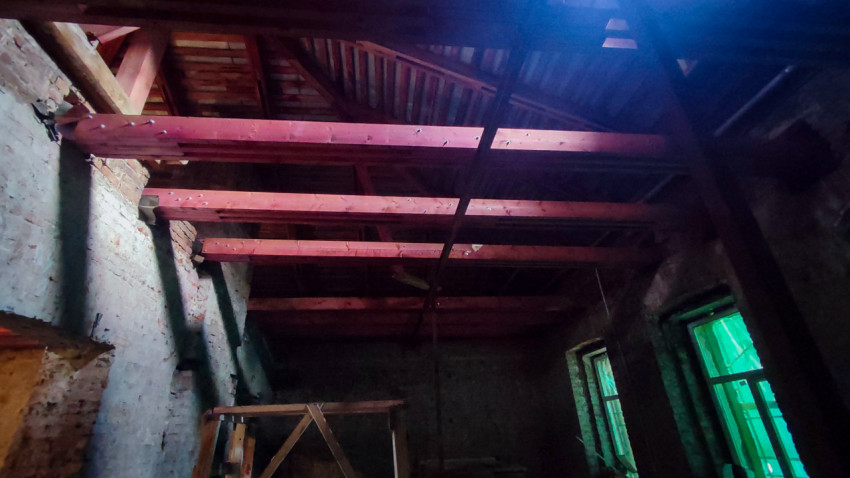 Потолочные балки и стропильная система в процессе реконструкции здания