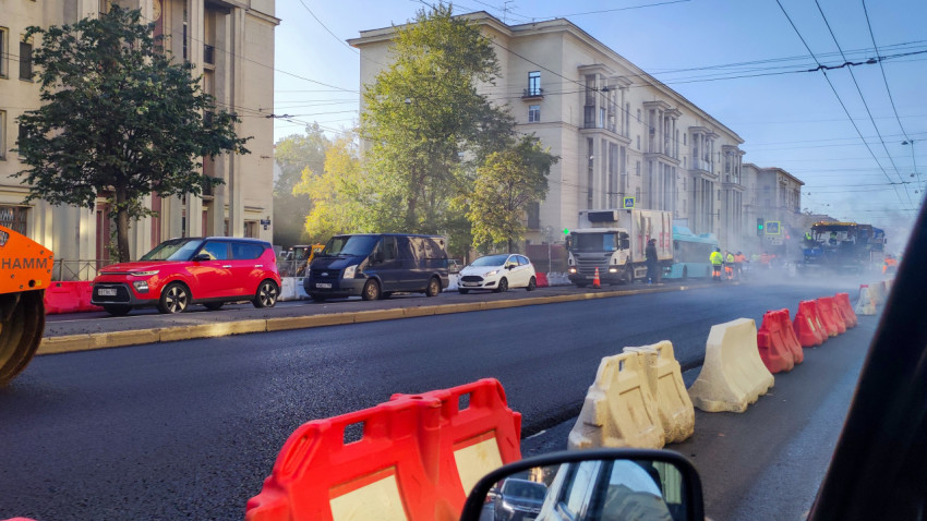 Асфальтирование улицы в жилом районе с движением транспорта