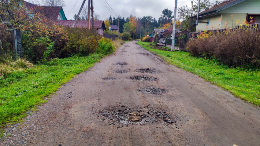 Разбитая грунтовая дорога в частном секторе