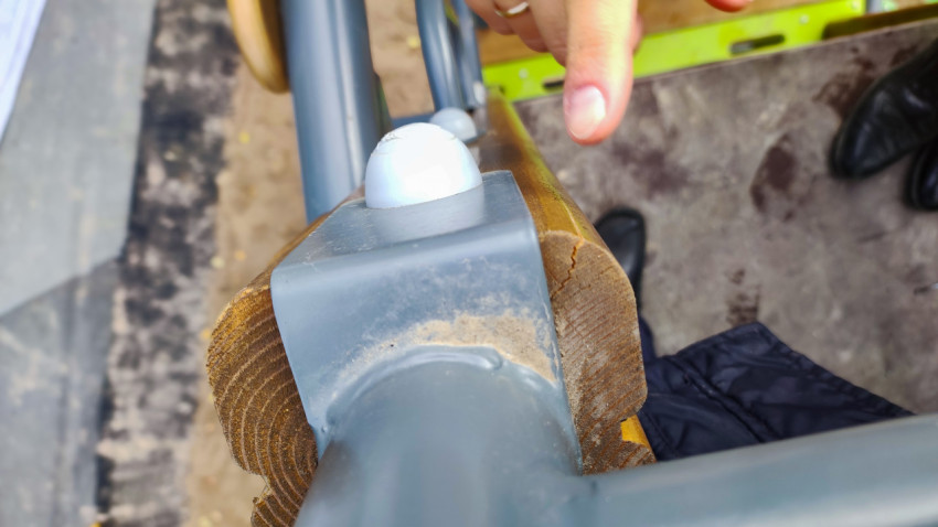 Трещина в деревянном элементе металлического соединения