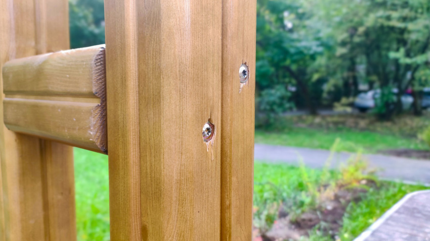 Крупный план повреждённого крепления деревянной конструкции