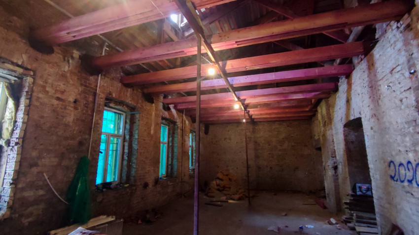 Помещение старого здания с новыми потолочными балками