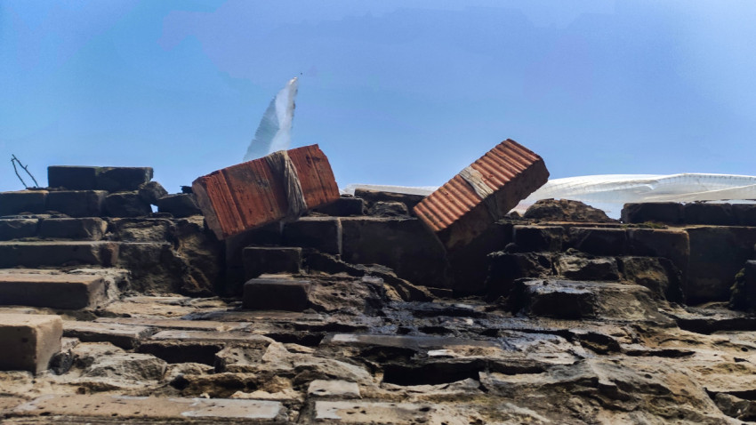 Обрушенная кирпичная кладка крупным планом с остатками красных кирпичей